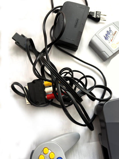 Nintendo 64 N64 Console PAL - 2 Controller - Alimentatore - 1 Gioco - Cavo Video e Adattatore Scart/RCA